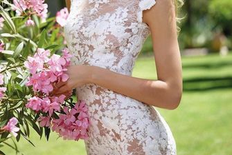Надела сексуальное кружевное платье: Модель Victoria's Secret посетила собственную свадебную церемонию