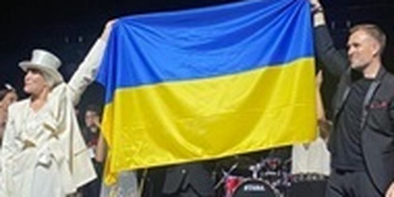 Лайма Вайкуле на концерте подняла флаг Украины