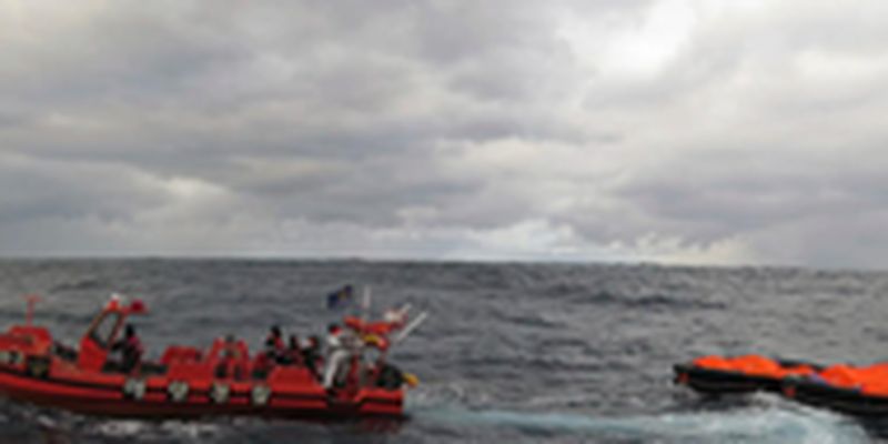 Возле берегов Японии затонуло судно с людьми - Bloomberg