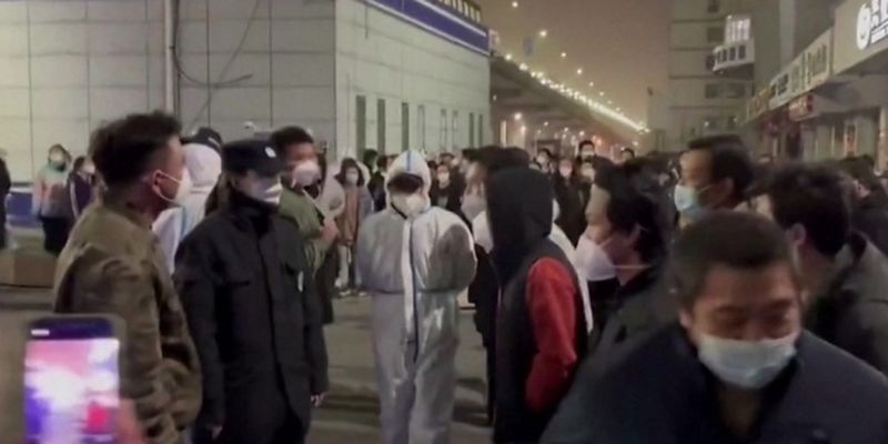 На западе Китая - массовые антикарантинные протесты