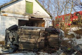 В Днепропетровской области авто на скорости врезалось в дом: пострадали дети