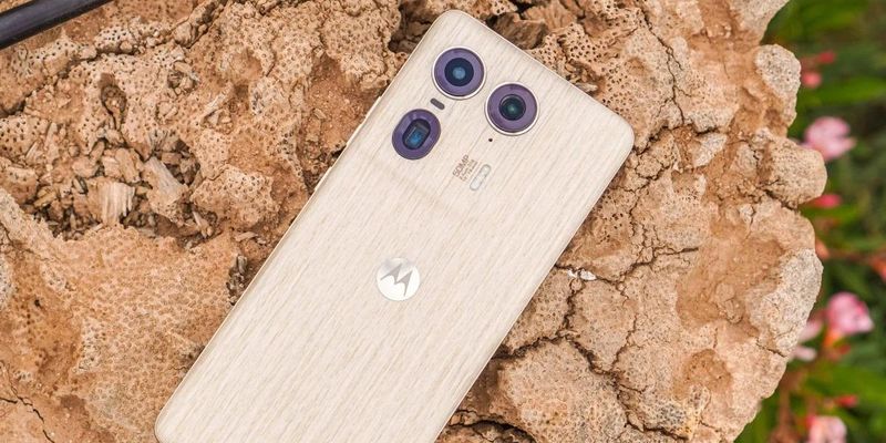 Motorola показала смартфон в главном цвете 2024-го и с деревянным корпусом