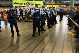 Экопротесты в аэропорту Амстердама: почти три десятка задержанных