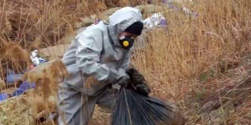 В реке под Киевом обнаружили тысячи канистр с неизвестным химическим веществом