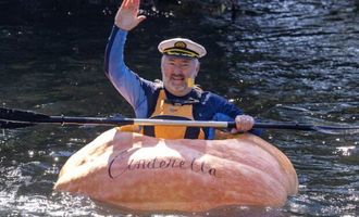 Австралийский фермер сделал лодку из гигантской 400-кг тыквы и пожаловался, что не станет, как Тэйлор Свифт