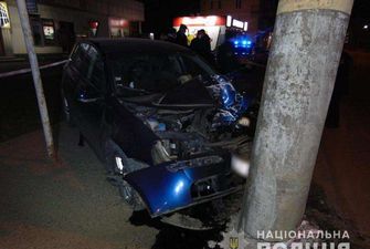 У Чернівцях автомобіль врізався у електроопору: двоє травмованих