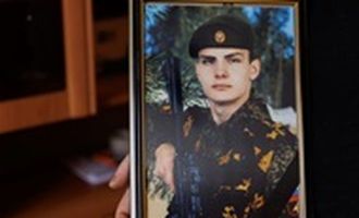 В РФ мать погибшего срочника обвинили в "дискредитации" армии