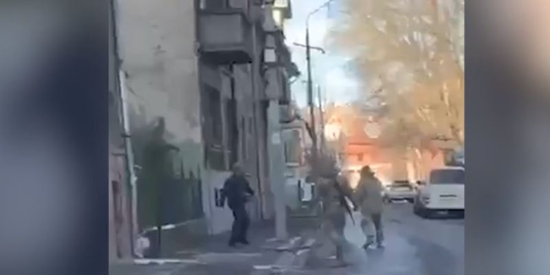 В Черновцах работник ТЦК ударил убегающего мужчину прикладом автомата