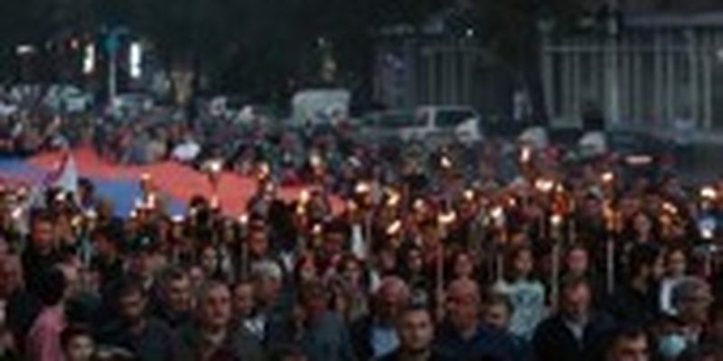 У Єревані опозиція провела смолоскипову ходу, вшановуючи пам’ять жертв війни у Карабасі