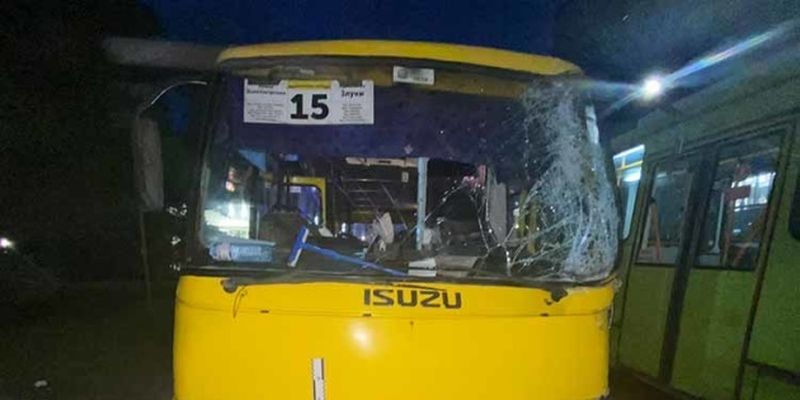 В Тернополе в столкновении автобуса и маршрутки пострадали пять человек