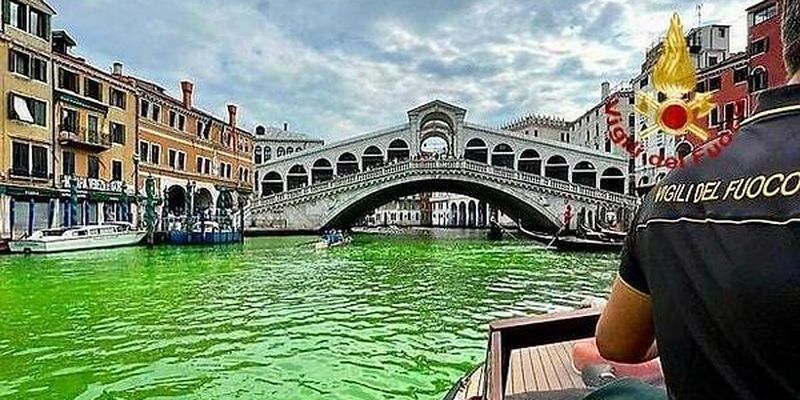 Вода Гранд-Канала в Венеции таинственным образом обрела фосфорно-зелёный цвет