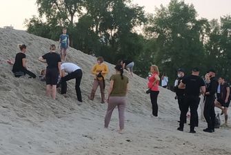 В Киеве спасли ребенка, которого засыпало песком