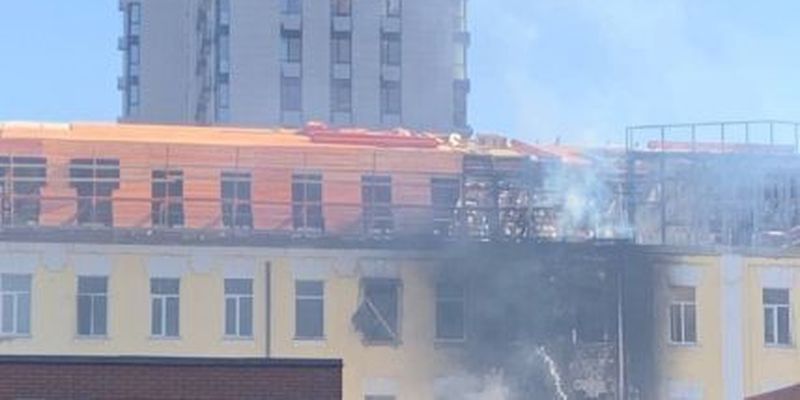 Черный дым над Андреевской церквью: что горит в центре Киева