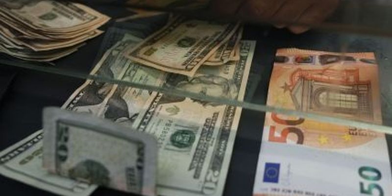 Доллар и евро подорожали сразу на 1 гривну: курс валют в "ПриватБанке" на 21 сентября