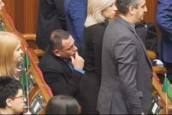 Народный депутат Бужанский отказался встать во время минуты молчания по погибшим на Майдане