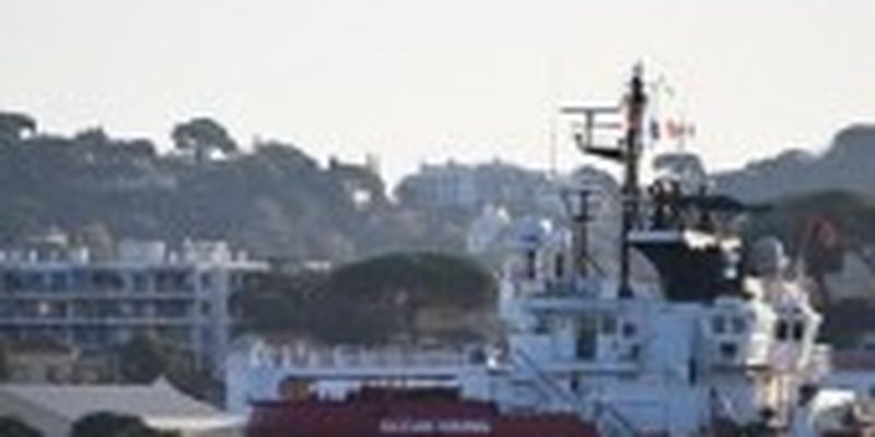 Франція прийняла корабель із мігрантами через скандал з Італією