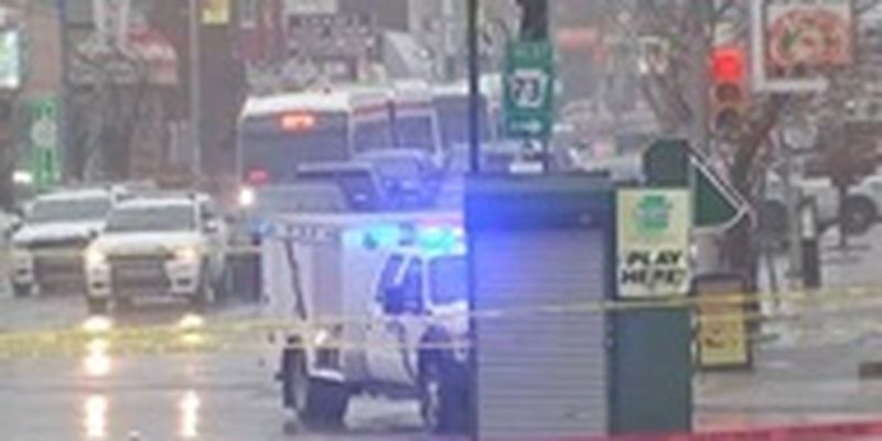 В США на автобусной остановке неизвестные обстреляли группу подростков