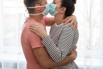 Науковці з Гарварда радять обробляти місце сексу антисептиком і не знімати маску