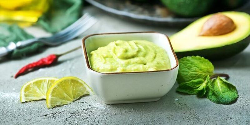 Лучше майонеза, йогурта и сметаны: универсальный соус из авокадо для любого блюда