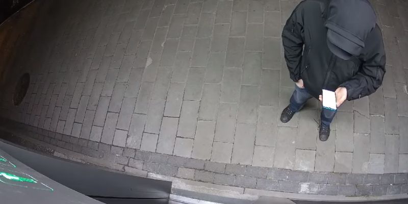 В Киеве на Подоле хулиган выбил ногой дверь общественного туалета и попал на видео