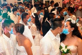 Смертельный коронавирус: на массовой свадьбе пары целовались в защитных масках