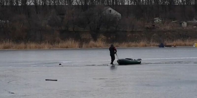 Мальчик сразу ушел под воду: в Запорожье 11-летние школьники провалились под лед