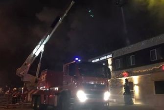 Люди кричали в панике и прыгали из окон: в Одессе жуткий пожар уничтожил отель, фото и видео