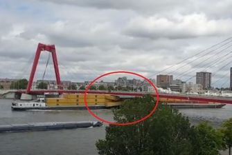 У Роттердамі судно з контейнерами врізалось у міст