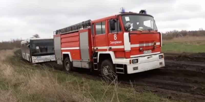 Спасатели показали, как выглядит в непогоду "дорога жизни" в Запорожской области