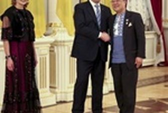 На встречу с дипломатами Марина Порошенко надела шелковое платье с мехом каракульчи