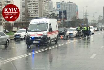 У Києві маршрутка збила жінку-пішохода, яка намагалася перебігти дорогу: фото