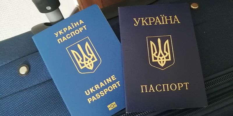 Украинцы столкнулись с проблемой оформления загранпаспортов: что происходит