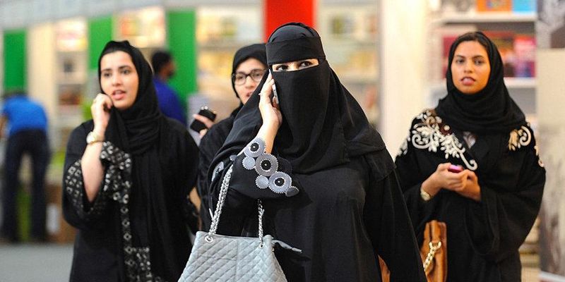 У Саудівській Аравії жінкам дозволили заходити в ресторани разом з чоловіками
