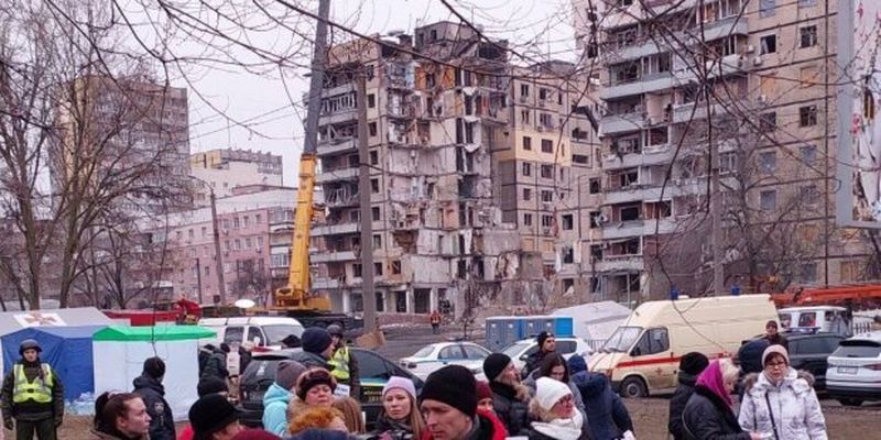 Украинцы вышли на пикет возле разрушенной многоэтажки в Днепре: кадры с места