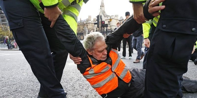 В Лондоне эко-активисты приклеили себя к асфальту