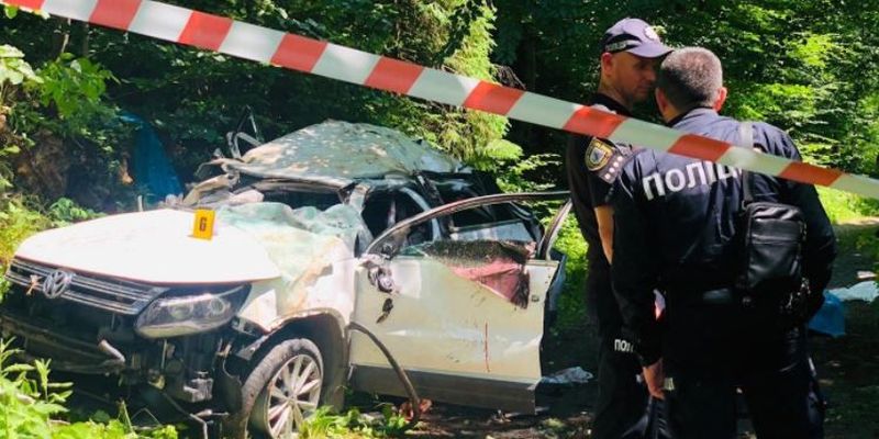 На курорте в Яремче автомобиль упал в пропасть, четверо людей погибли на месте