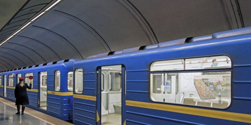 Через дебати на трьох станціях метро в Києві обмежено рух пасажирів
