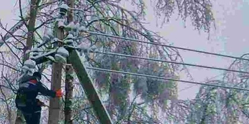 Непогода оставила без электричества сотни населенных пунктов в Украине