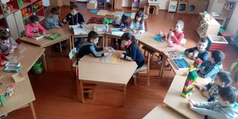 На Буковині заклади освіти отримали шкільні меблі від благодійників