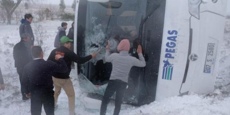 В Турции автобус с российскими туристами попал в ДТП: 1 погибший, более 20 пострадавших