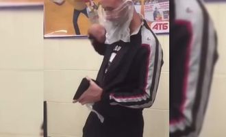 Когда нет маски: украинец надел пакет на лицо в магазине, видео
