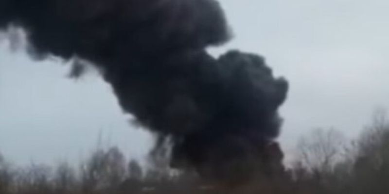 Ракеты попали в военный аэродром на Ивано-Франковщине: поднимается столб черного дыма, видео