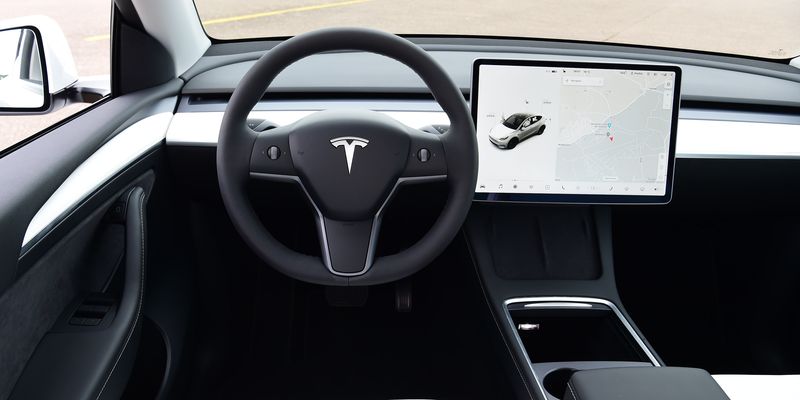 Очередной скандал Tesla: на электромобилях отваливается руль во время вождения
