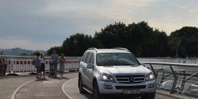 Водій, який роз'їзджав на авто по пішохідному мосту в Києві, ховається від поліції у себе вдома