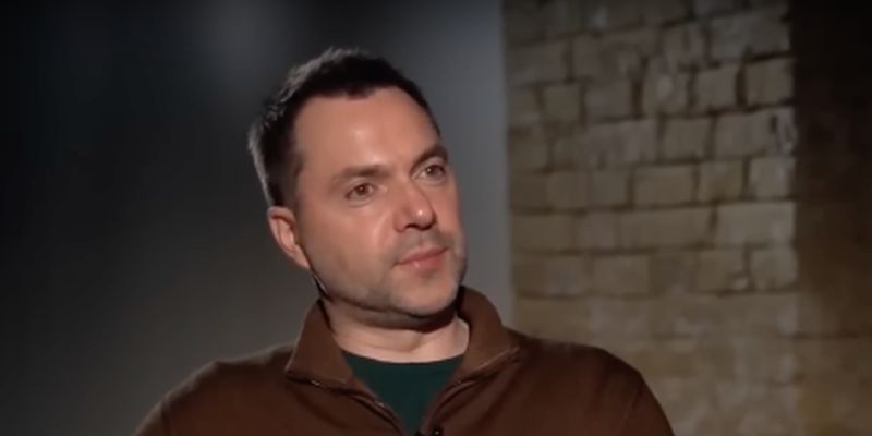 Арестович подтвердил "хлопки" на авиабазе оккупированного Бердянска