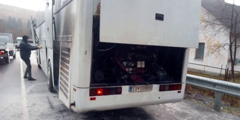 На Закарпатье загорелся туристический автобус с людьми