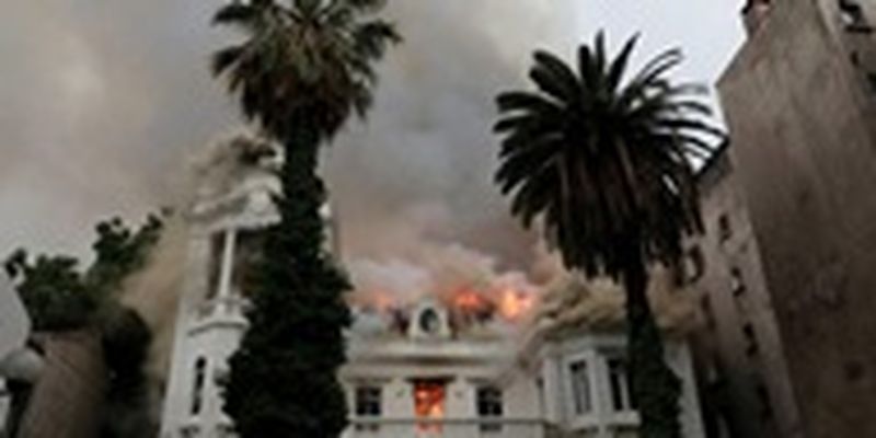 В Чили протестующие подожгли университет