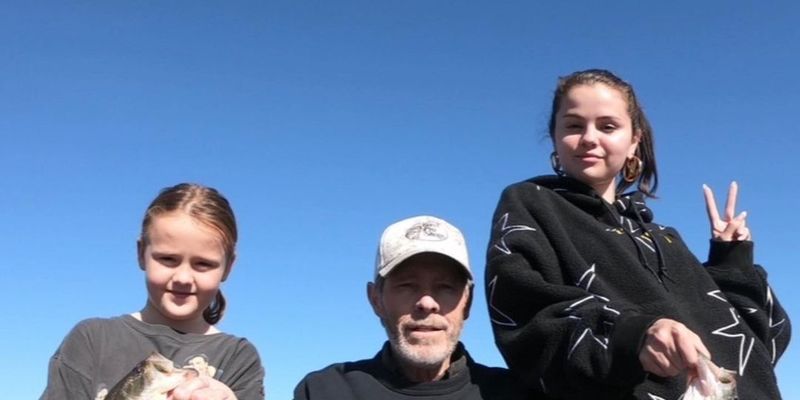 Селена Гомес провела время с семьей на рыбалке в Техасе