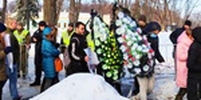 Студенты ОНМедУ с плакатами и венками требуют отставки Супрун и Линчевского