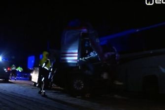 Автобус с украинскими военными попал в ДТП в Европе, сообщается о жертвах: появились кадры